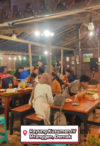 Suasana Ramai Warung Ndelik